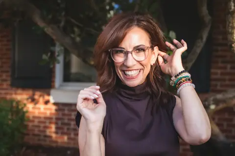 Allow me to Introduce myself! The Holly Hughes Podcast: Inspiring Conversations for Creative Entrepreneurs, Artists & Authors
