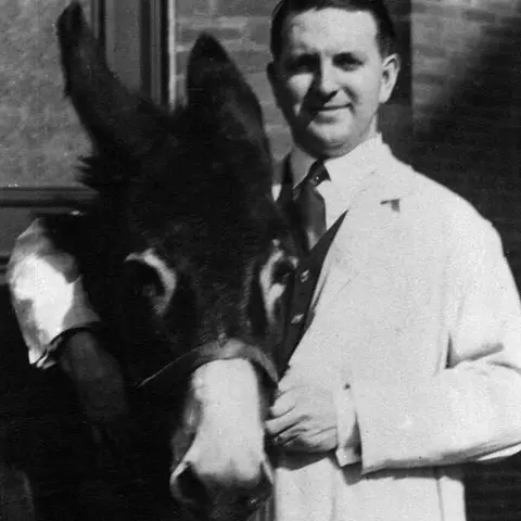 Konrad Elias Birkhaug, lege, mikrobiolog og redningsmann (1892-1980)
