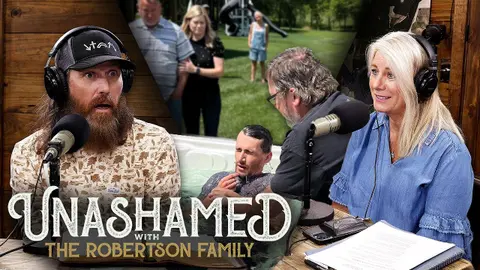 Ep 937 | Jase Discovers an Envelope Stuffed with Cash, Airline Woes & a Hot Tub Baptism