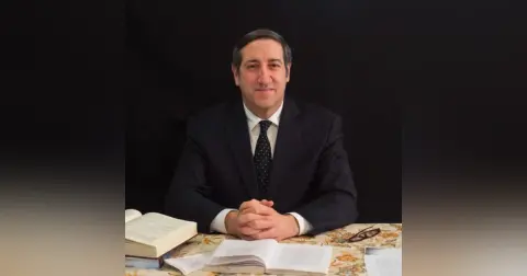 Close Up Radio Spotlights Executive Coach and Author Rabbi Yisroel Roll of Wisdom Coaching