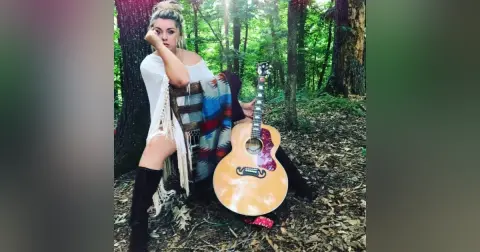 Episode 11: Chloe Litton live from The Oakhouse