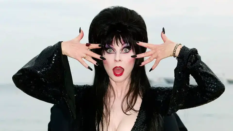 Elvira.webp elvira-mistress-of-the-dark-film-still-
