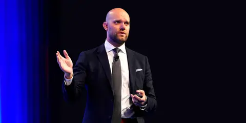 The “Ten Years and One Hour” Framework: James Clear’s Mindset for Building a Life That Compounds