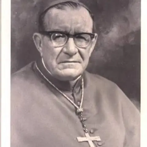 #1135 Monseñor Grovas y sus conflictos