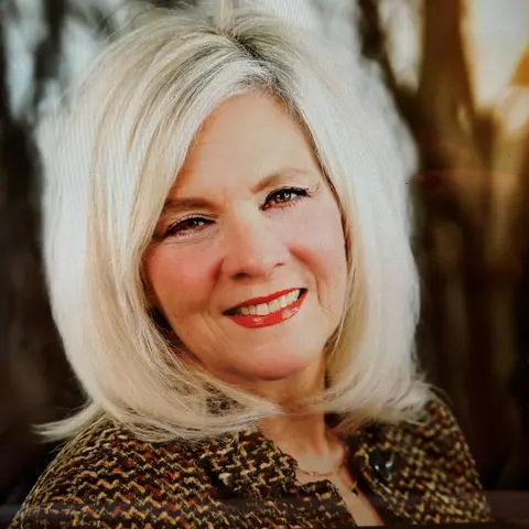 Close Up Radio Spotlights Denise Fuchs of Dream Builders by Design