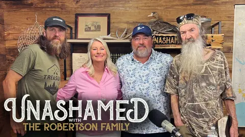 Ep 916 | Phil Claims He Changed Diapers, Jase Scores Points with Missy & Lisa’s Cancer-Free Journey