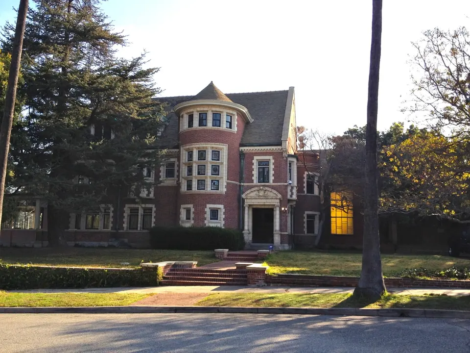 american-horror-story-murder-house-rosenheim-mansion-constance-langdon.jpg The iconic Murder House exterior (Rosenheim Mansion) and gothic interior setting of American Horror Story Season 1 (2011).