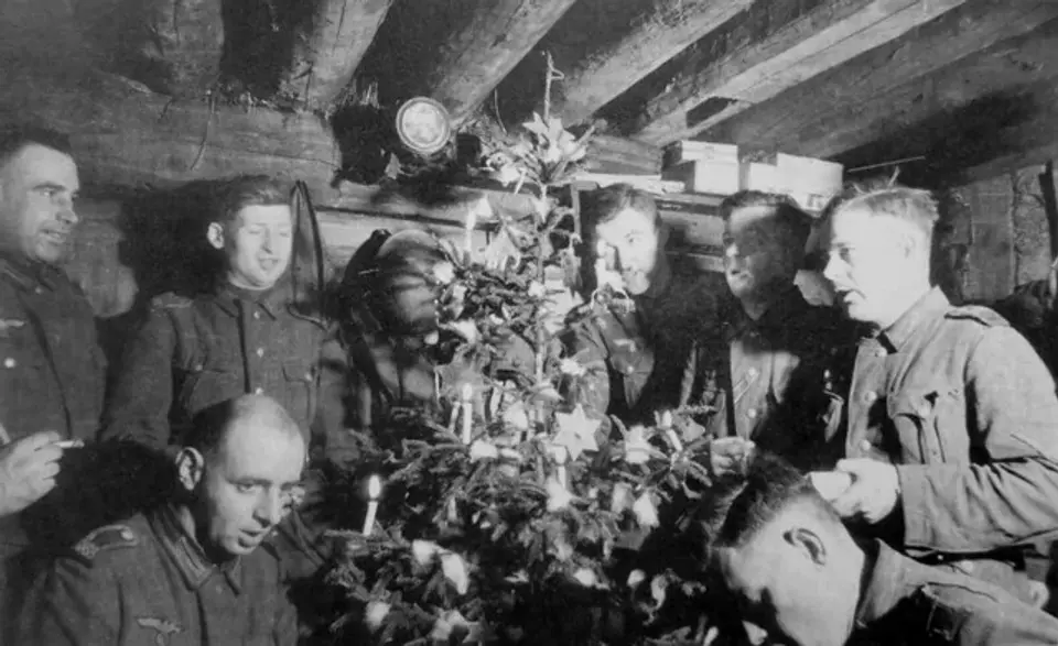 wehrmacht-soldiers-celebrate-christmas-by-the-christmas-v0-26mnsdghoiv81.webp