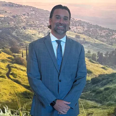 Close Up Radio Spotlights Jason Haga of Never Miss Your Shot Golf