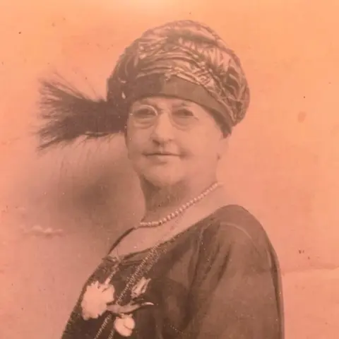 #1041 Lola Rodríguez de Tió y su contribución en Cuba y Puerto Rico