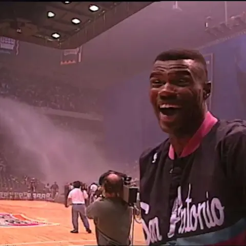 Ahoy! Water cannon madness. Warriors vs Spurs - 1995 season opener [The Soggy Nachos Game] - BTG-10