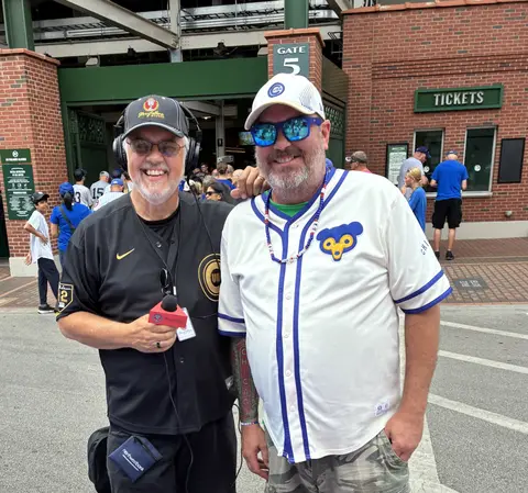 S1 E112  CHICAGO CUBS FAN STORIES FROM OUTSIDE WRIGLEY FIELD