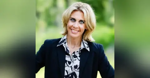 Close Up Radio Spotlights Stef Llewellyn of Healthcare Workforce Consulting and Garnish Your Life