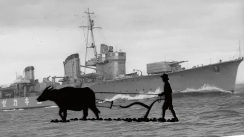 S3-E28 - More Bits and Pieces: Ox Ditches and an Unsinkable Warship