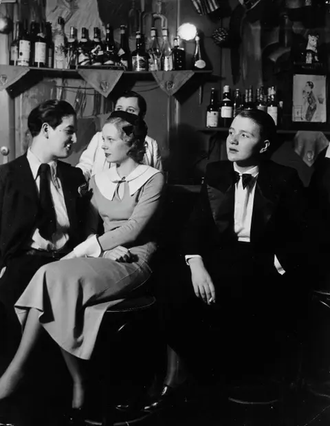 Lesbianism in France with Dr. Tamara Chaplin